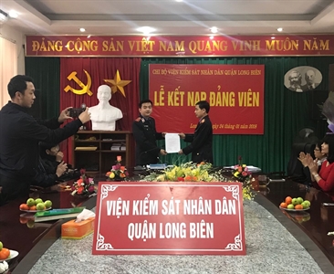 Viện KSND quận Long Biên tổ chức lễ kết nạp đảng viên mới